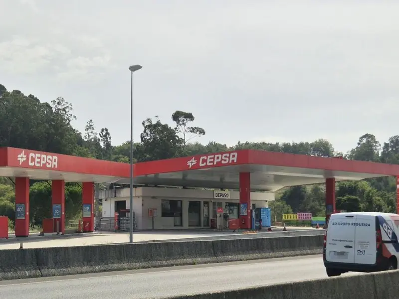 Cierra la histórica gasolinera de la N-6 en Oleiros
