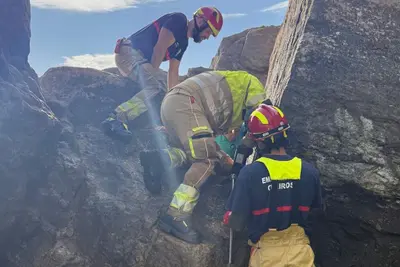 Rescate en Oleiros: menor atrapado en rocas de la playa de Naval