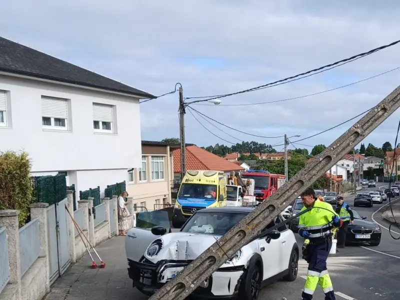 Una mujer herida al chocar contra un poste eléctrico en Montrove, Oleiros