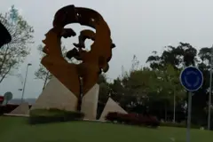 Oleiros destaca por su escultura del Che Guevara y su alta renta media