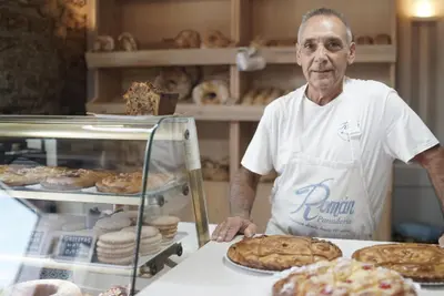La panadería Román de Oleiros lucha por mantener su legado tras 60 años de historia