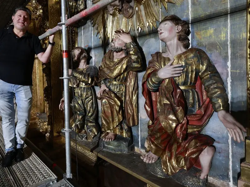 El retablo de la Transfiguración regresa a la iglesia de Capuchinas en A Coruña
