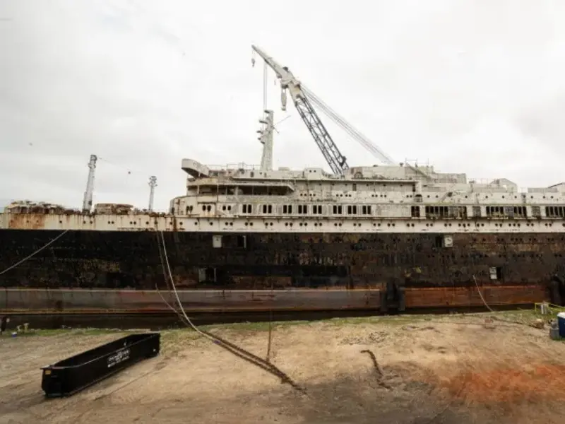 EEUU hundirá un transatlántico para crear el mayor arrecife artificial del mundo