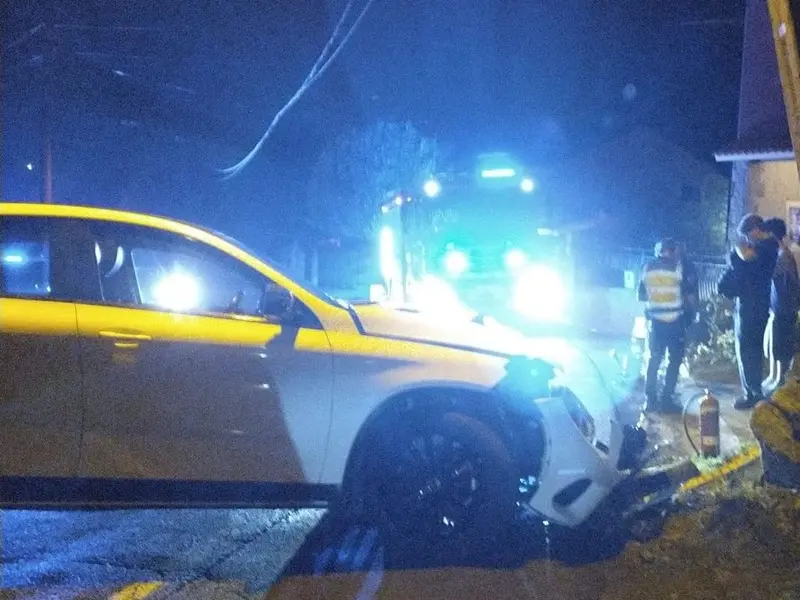Conductor se marcha a pie tras chocar su coche contra un poste en Oleiros