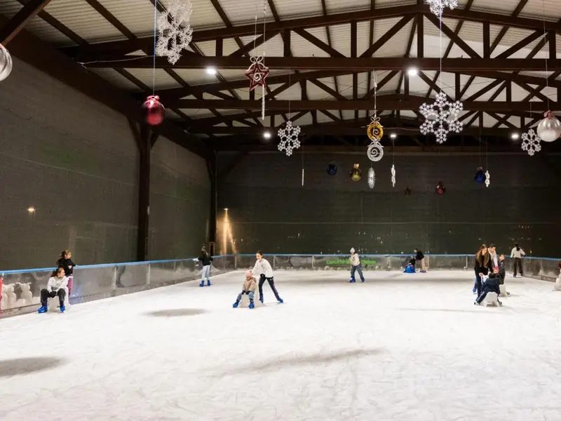 Abre la pista de hielo de Oleiros con horario ampliado para Navidad