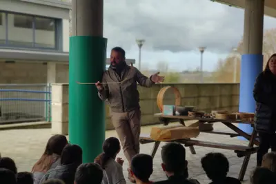 Artesanía na Escola llega al CEIP Juana de Vega en Oleiros