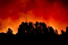 Incendio en Villanueva de Huelva consume 3.600 hectáreas y obliga a desalojos