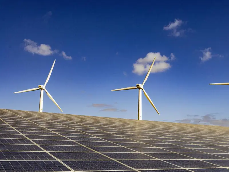 La UE pide a España limitar la inversión china en energías renovables para evitar apagones