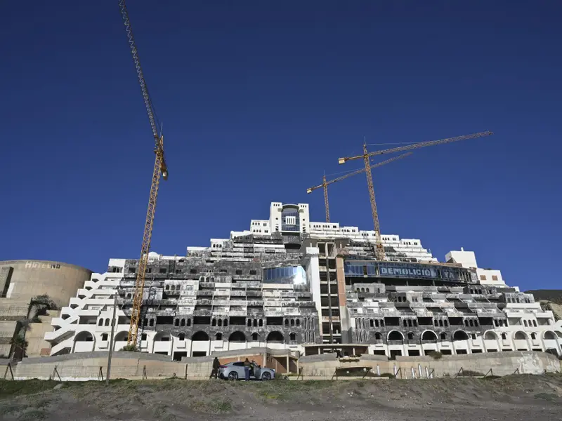 Conflicto legal por la nulidad de la licencia del hotel El Algarrobico