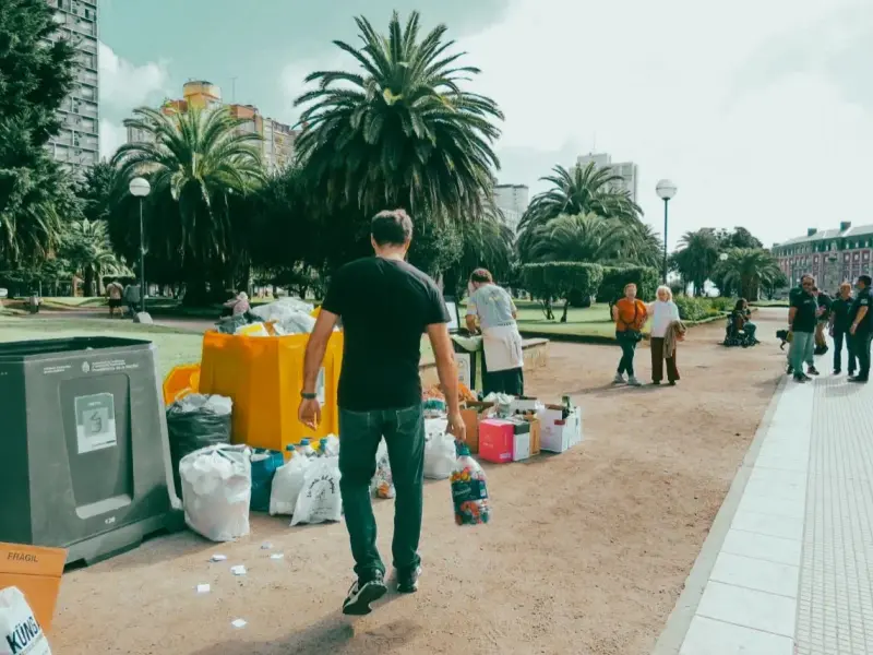 El Punto Verde Móvil regresa a Plaza España para promover el reciclaje y plantar árboles