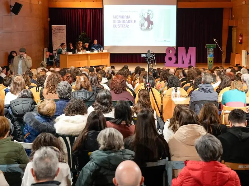 A Fábrica llena en el acto por el Día Internacional de las Mujeres en Oleiros
