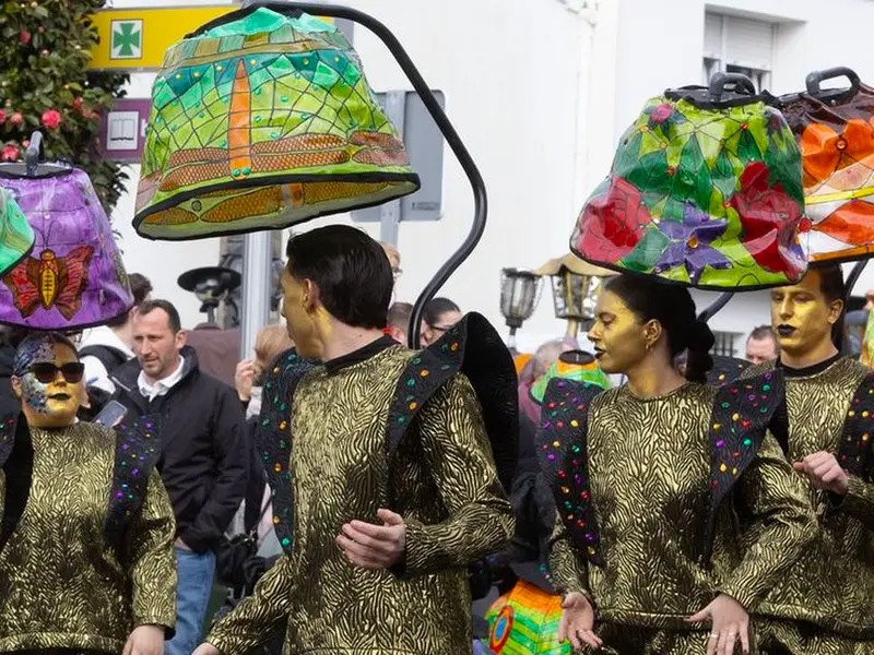 Oleiros celebra el Entroido con éxito de participación y comparsas costeras en podios regionales