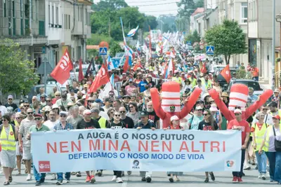 Protestas masivas en Galicia contra mina y macroplanta de celulosa de Altri