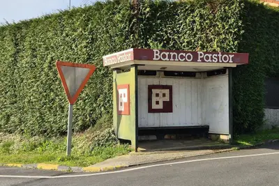 Una marquesina del Banco Pastor sobrevive en O Carballo, Oleiros