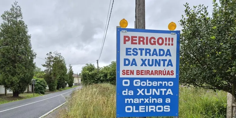 García Seoane denuncia el abandono de la Xunta con carteles en las vías de Oleiros