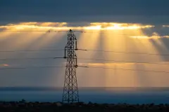 Las inversiones y políticas energéticas siguen atadas a combustibles fósiles a pesar de las renovables