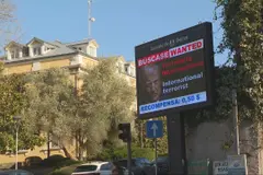 Oleiros se posiciona con carteles críticos contra líderes mundiales