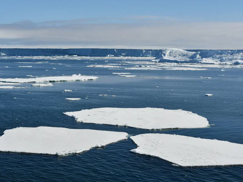 Aguas cálidas amenazan el hielo antártico y elevan el nivel del mar