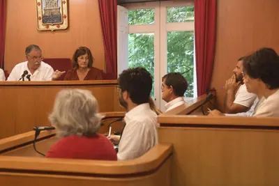 Tensión y confrontación en el pleno de Oleiros entre el Gobierno y la oposición