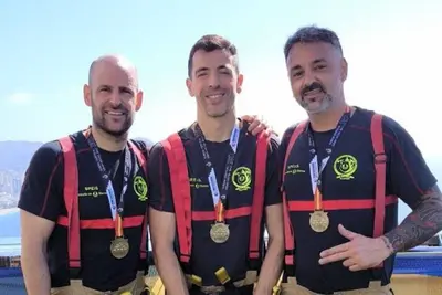 Bomberos de Oleiros completan con éxito la subida vertical del Gran Hotel Bali en Benidorm