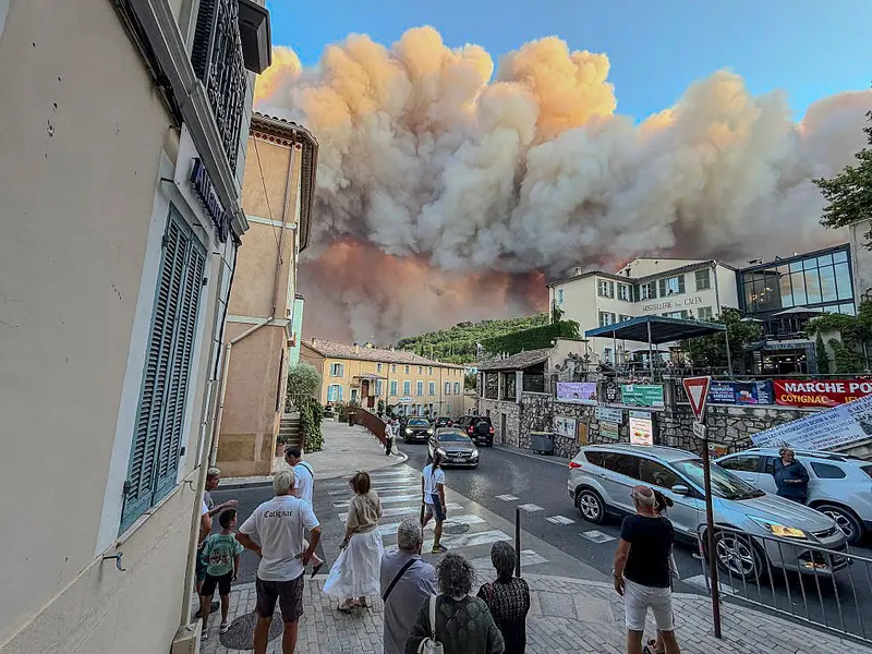 Más de 325.000 evacuados por incendios forestales en Francia y España