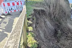 Desprendimiento de tierras en la parroquia de Santa Cruz: medidas urgentes del Concello