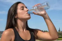 Reutilizar botellas de plástico puede incrementar la ingesta de microplásticos