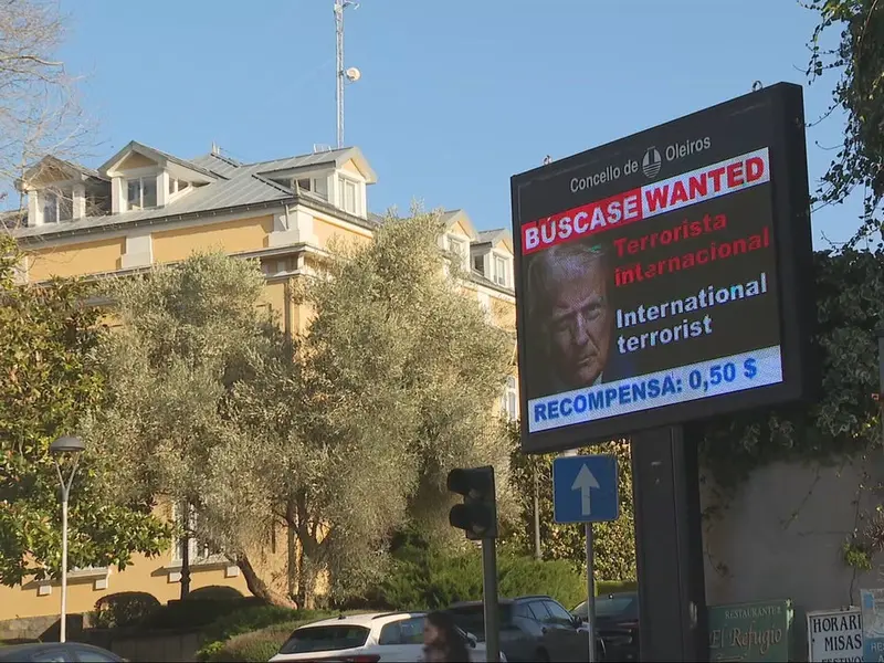 Oleiros se posiciona con carteles críticos contra líderes mundiales