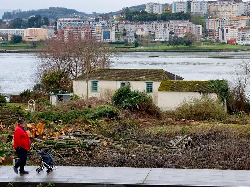 La N-6 inhibe el desarrollo residencial en la entrada de Oleiros