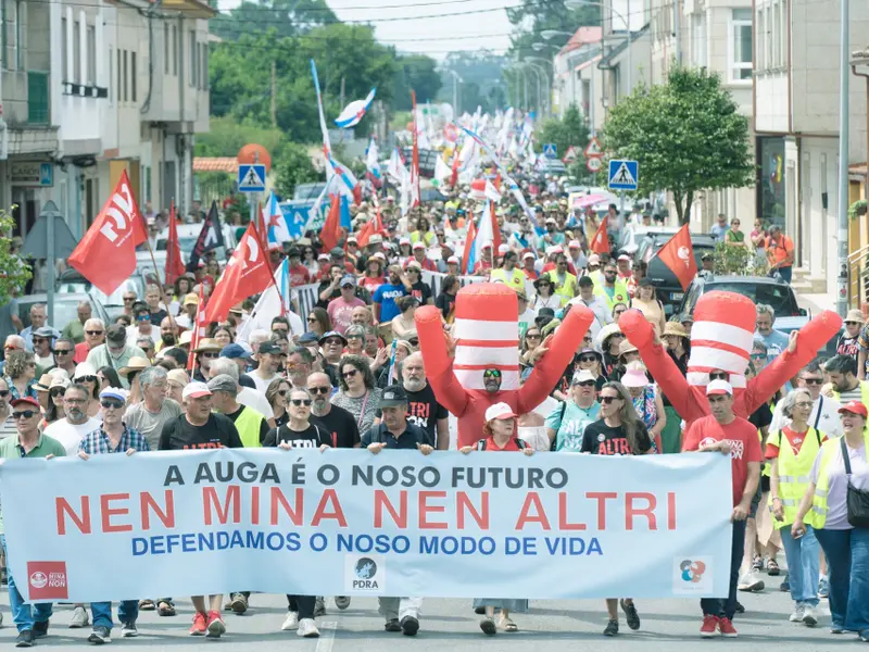 Protestas masivas en Galicia contra mina y macroplanta de celulosa de Altri