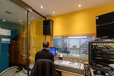 El PSOE denuncia fraccionamiento ilegal de contratos de radio en Oleiros