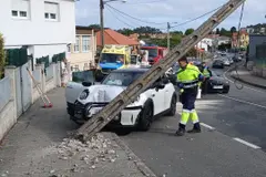 Accidente en Oleiros provoca cortes de luz y tráfico en la AC-12