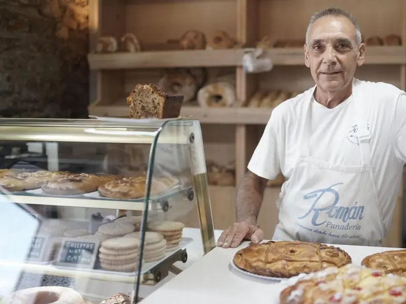 La panadería Román de Oleiros lucha por mantener su legado tras 60 años de historia