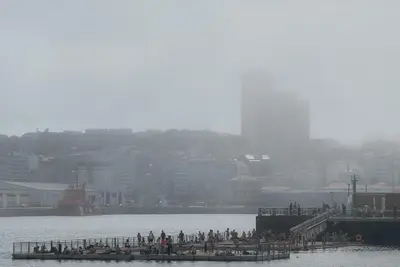 Niebla cubre A Coruña y oculta las costas de Oleiros