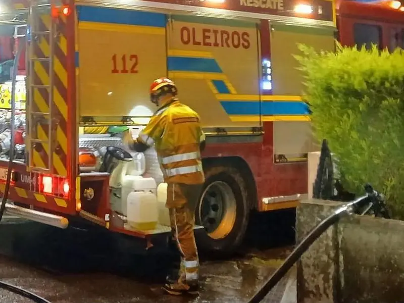 Motociclista herido tras colisión con un coche en la DP-5813 en Oleiros