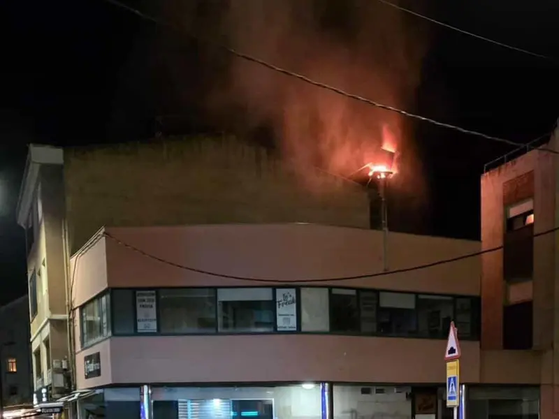Los bomberos apagan un incendio en la chimenea de un restaurante en Santa Cruz, Oleiros