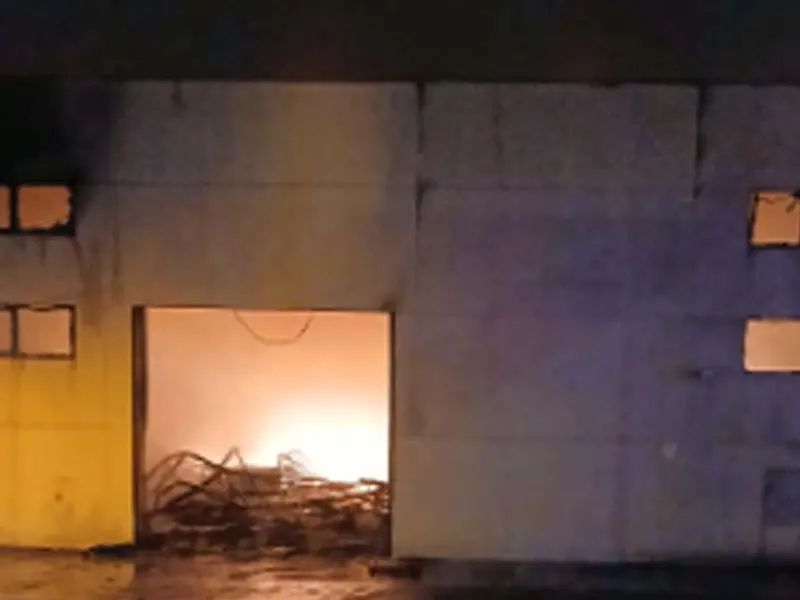 Incendio arrasa la nave de Trison en Espíritu Santo moviliza a bomberos de Oleiros y A Coruña