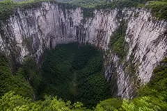 Descubren un ecosistema único en el enorme tiankeng de Xiaozhai en China