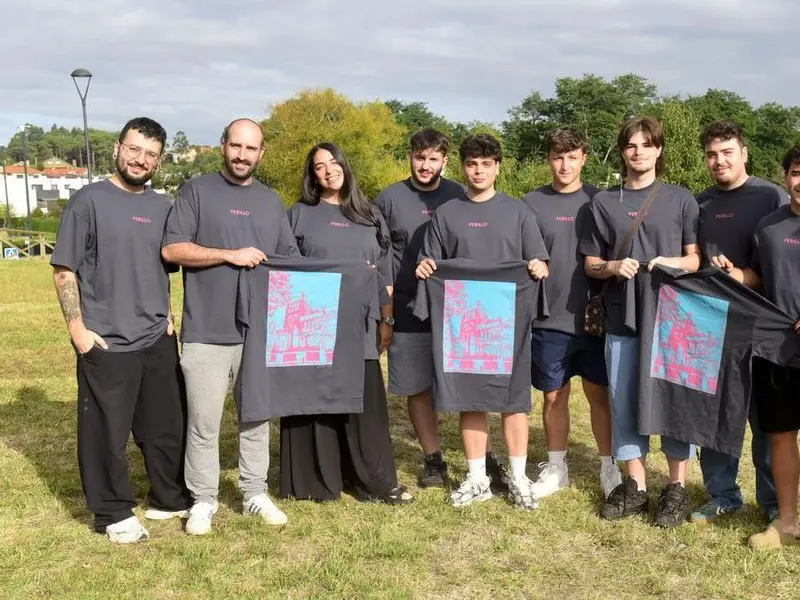 Perillo presenta camiseta con la Biblioteca Rialeda para las fiestas patronales