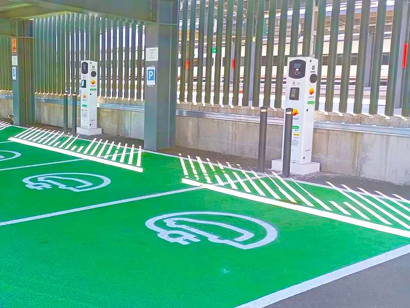 Adif transforma estaciones de tren en puntos de recarga para coches eléctricos en España