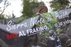 Activistas exigen prohibición del fracking a Claudia Sheinbaum en México