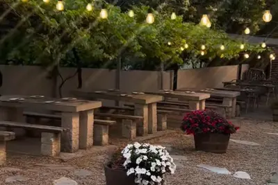 Descubre la terraza oculta de El Cotarro en Oleiros, famosa por su carne a la brasa