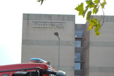 Incendio en un coche en Iñás: Bomberos de Oleiros controlan la situación sin daños personales
