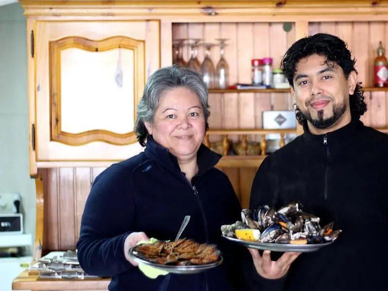 A Escola en Lorbé: el restaurante de Oleiros que prepara hasta 16 toneladas de mejillones al año