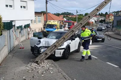 Accidente en Oleiros provoca cortes de luz y tráfico en la AC-12