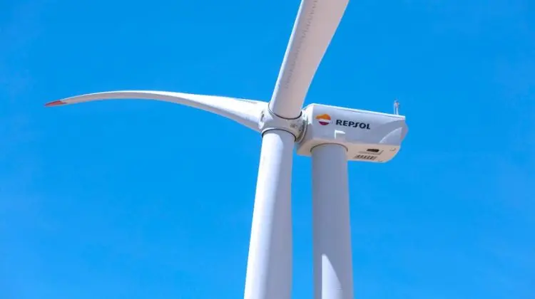 Repsol vende el 49% de su cartera de energías renovables en España a Masdar