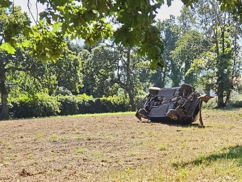Herido un conductor en un accidente tras volcar su coche en Oleiros