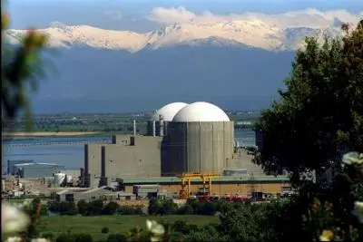 PP y VOX buscan mantener la central nuclear de Almaraz y frenar energías renovables en Extremadura