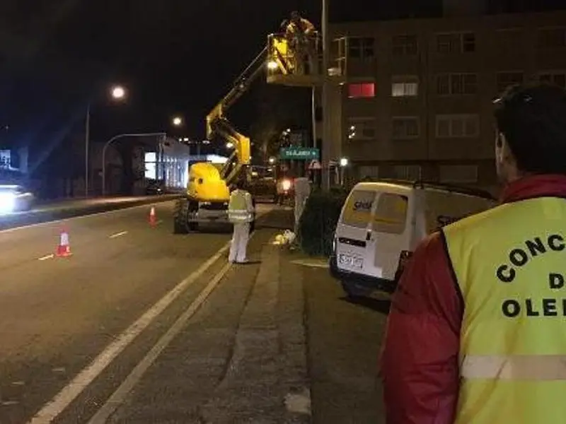 Oleiros implementa un plan para la reposición inmediata de farolas dañadas