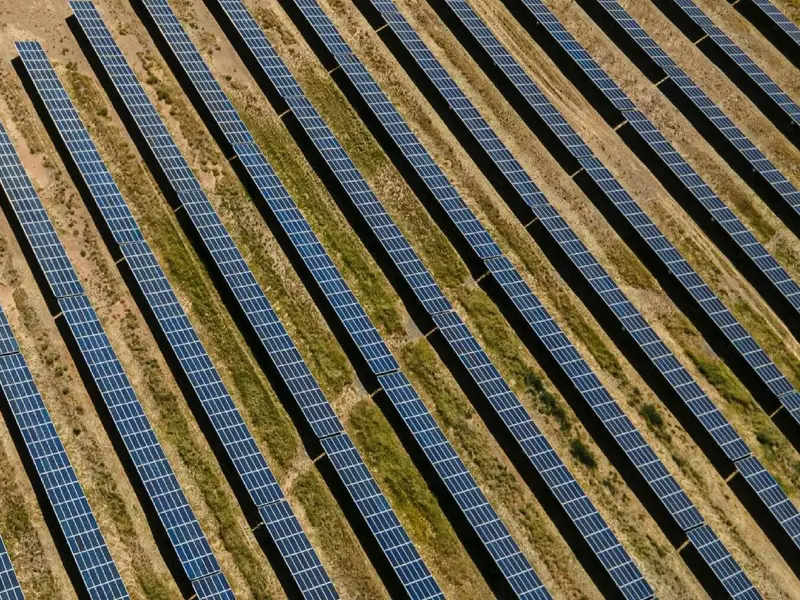 China supera al carbón y lidera la energía solar en 2026